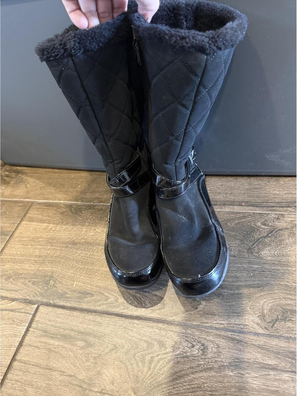 Black Quilted Winter Boots with Faux Fur Lining